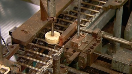 美國花幾百萬研發(fā)的太空筆技術多高端?看生產過程后感覺很簡單!